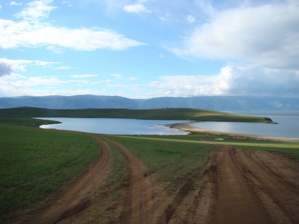 Слева озеро Хан-Хой! Справа озеро Байкал.